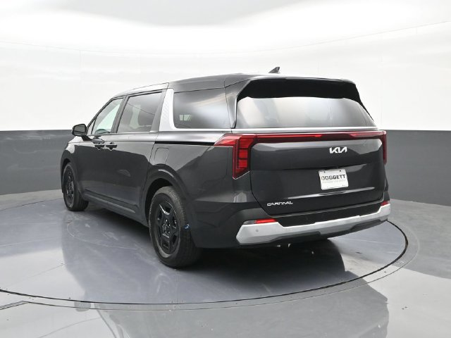 Used 2025 Kia Carnival FWD image 8