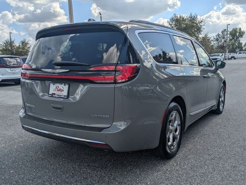 Used 2022 Chrysler Pacifica Limited image 4