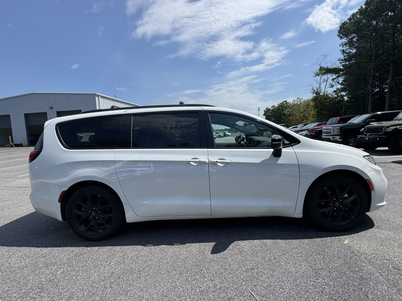 Used 2025 Chrysler Pacifica Limited FWD image 4