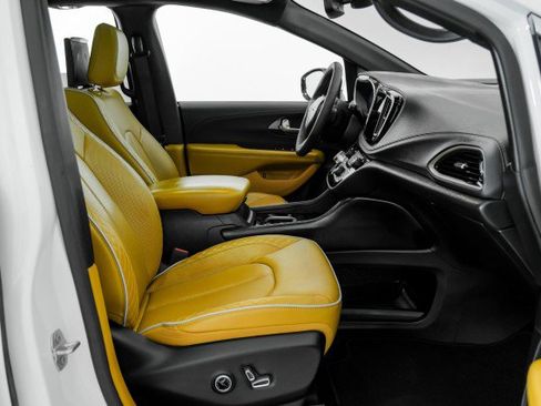 Used 2023 Chrysler Pacifica Pinnacle image 28