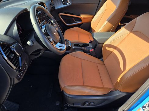 Used 2025 Kia Soul EX image 11