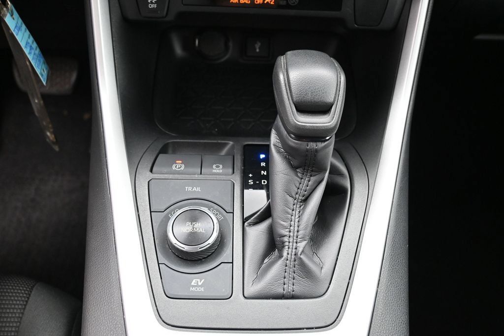 Used 2020 Toyota RAV4 LE w/ Carpet Mat Package AWD/4WD image 24