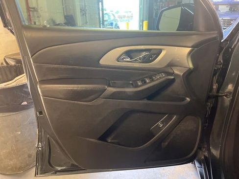 Used 2020 Chevrolet Traverse LT w/ Driver Confidence II Package AWD/4WD image 13
