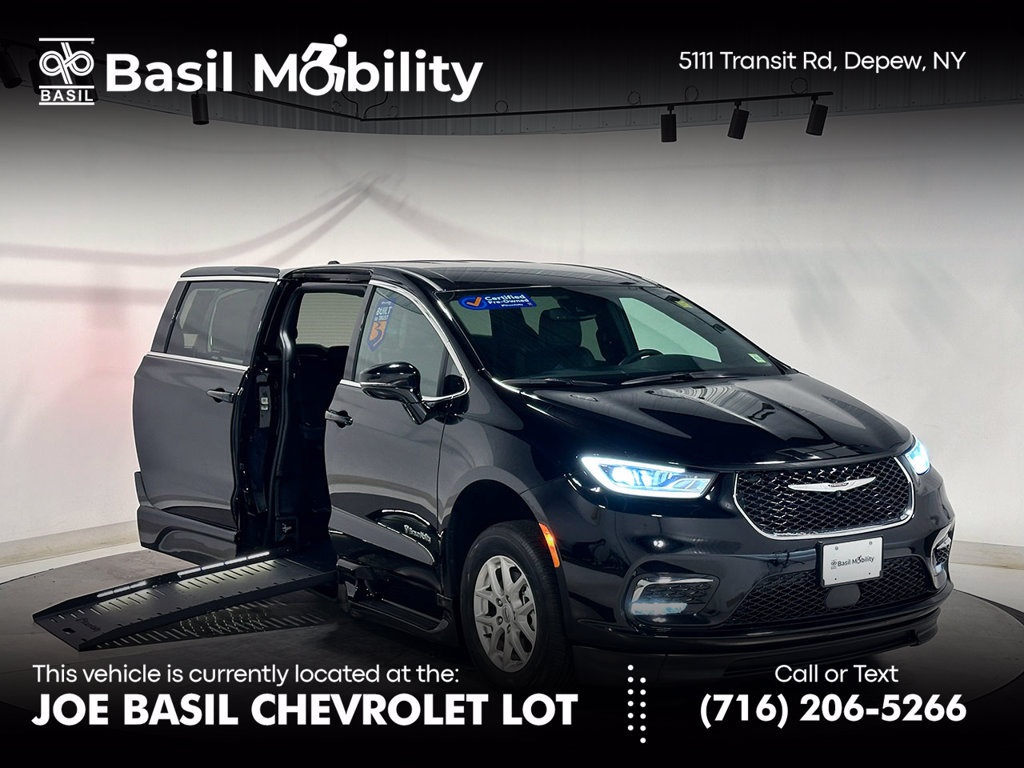 Used 2025 Chrysler Pacifica Select FWD image 1