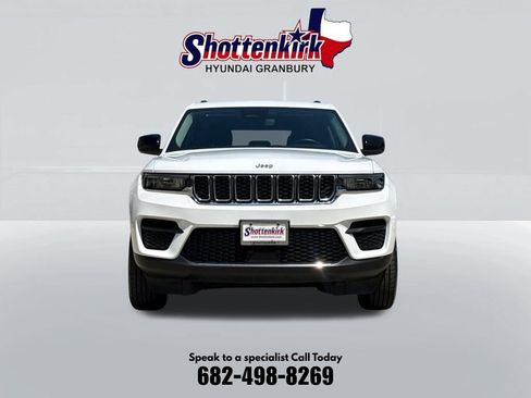 Used 2022 Jeep Grand Cherokee Laredo w/ Luxury Tech Group I RWD image 2