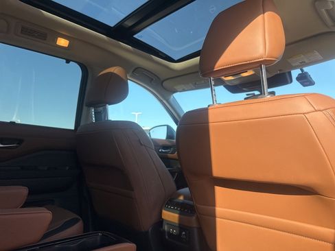 Certified 2025 Nissan Pathfinder Platinum image 32