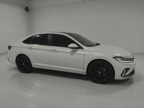 Used 2025 Volkswagen Jetta SE FWD image 11