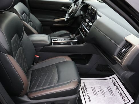 Used 2023 Nissan Pathfinder Platinum image 11