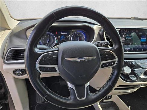 Used 2021 Chrysler Pacifica Touring-L image 13