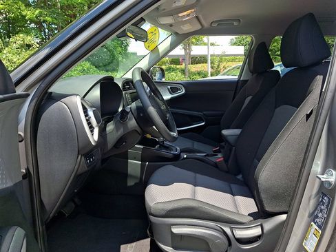 Used 2025 Kia Soul LX w/ LX Technology Package FWD image 13