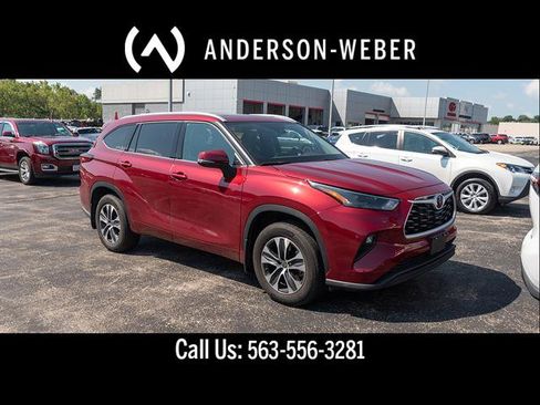 Used 2022 Toyota Highlander XLE AWD/4WD image 1