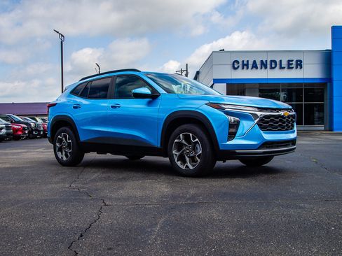 Used 2025 Chevrolet Trax LT FWD image 9