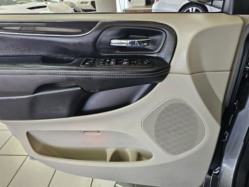 Used 2019 Dodge Grand Caravan SXT image 21