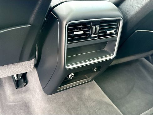 Used 2022 Porsche Cayenne Platinum Edition image 28