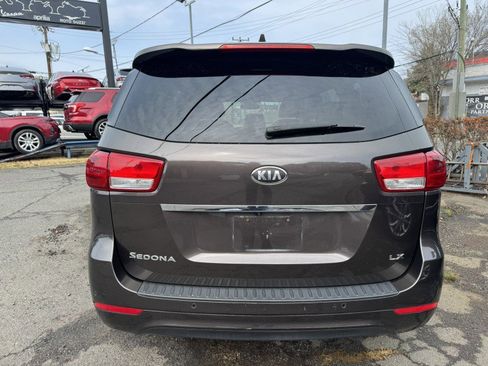 Used 2016 Kia Sedona LX w/ LX Essentials Premium Package image 9