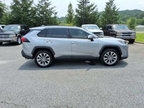 Used 2019 Toyota RAV4 XLE Premium FWD image 4
