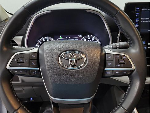 Used 2022 Toyota Highlander XLE image 18