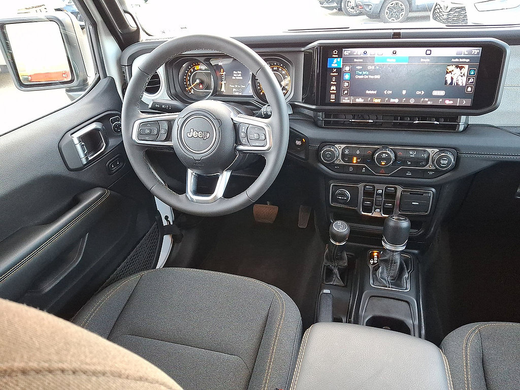 Used 2026 Jeep Wrangler Unlimited Sahara AWD/4WD image 15
