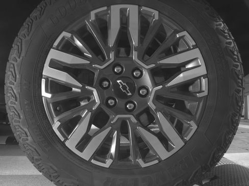 Used 2025 Chevrolet Suburban Z71 AWD/4WD image 11
