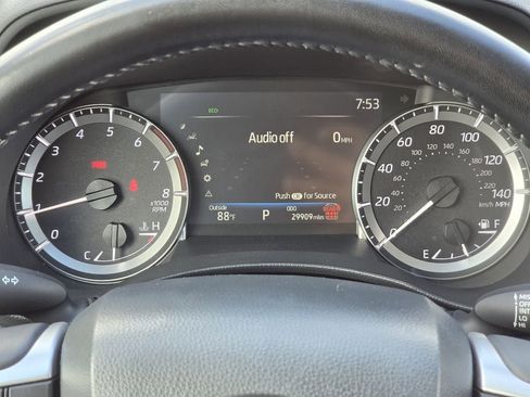 Used 2025 Toyota Highlander LE FWD image 16