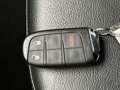 Used 2023 Jeep Compass Latitude AWD/4WD image 37