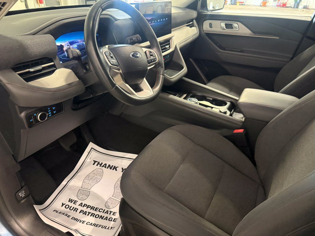 Used 2025 Ford Explorer Active AWD/4WD image 19