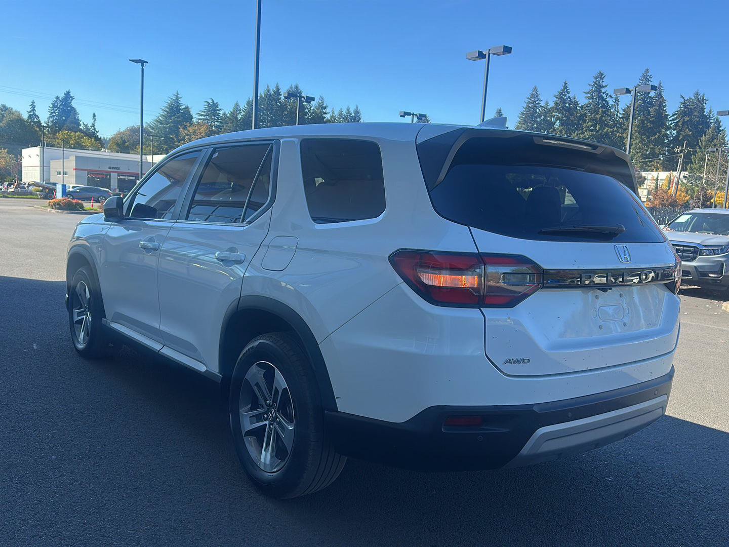 Used 2025 Honda Pilot EX-L image 2
