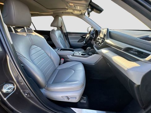 Used 2022 Toyota Highlander XLE image 38