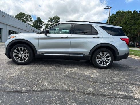 Used 2022 Ford Explorer XLT w/ Equipment Group 202A AWD/4WD image 6
