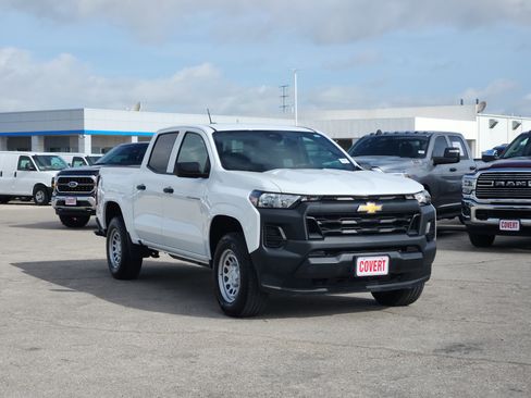 Used 2025 Chevrolet Colorado W/T w/ Advanced Trailering Package AWD/4WD image 3