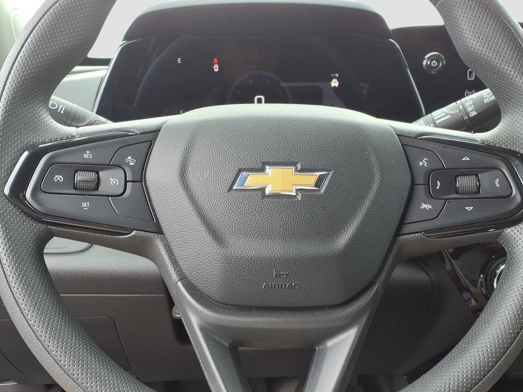 Used 2025 Chevrolet Trax LT FWD image 24