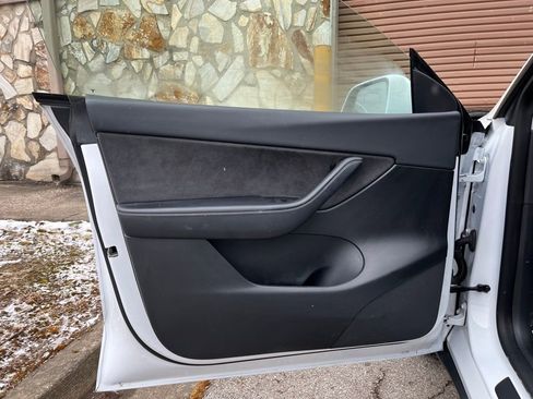 Used 2022 Tesla Model Y Long Range image 19