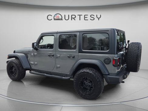 Used 2018 Jeep Wrangler Unlimited Sport S AWD/4WD image 3
