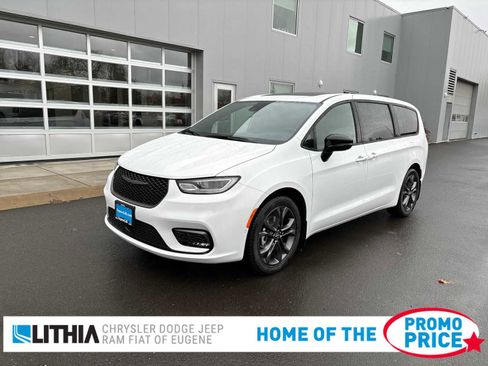 New 2026 Chrysler Pacifica Select image 1