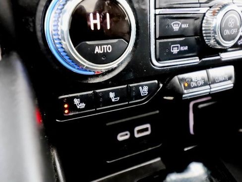 Used 2022 GMC Yukon SLT w/ SLT Premium Package image 19