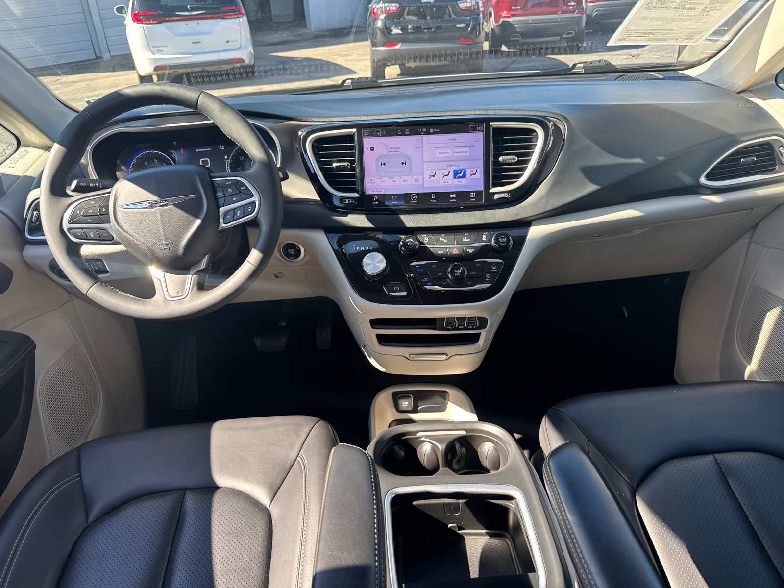 Used 2023 Chrysler Pacifica Touring-L FWD image 8