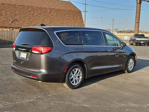 Used 2023 Chrysler Voyager LX image 8