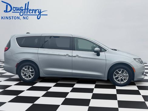 Used 2023 Chrysler Voyager LX FWD image 6