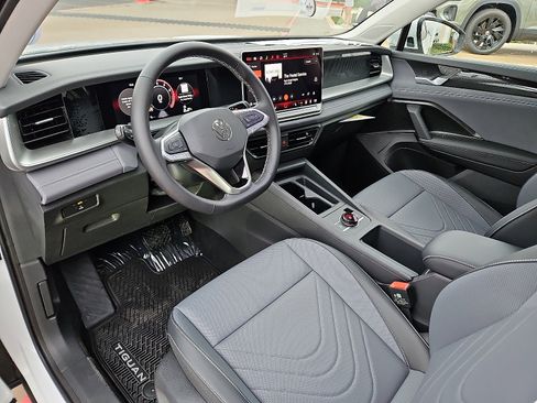 New 2026 Volkswagen Tiguan SE FWD image 13