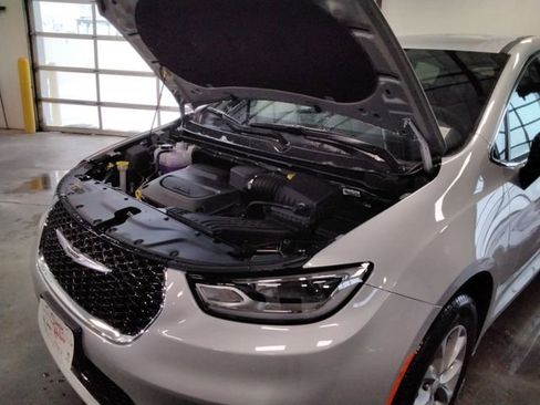 New 2026 Chrysler Pacifica Select image 11