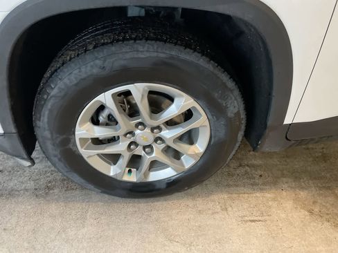 Used 2021 Chevrolet Traverse LS image 10