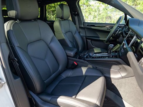Used 2025 Porsche Macan AWD/4WD image 36