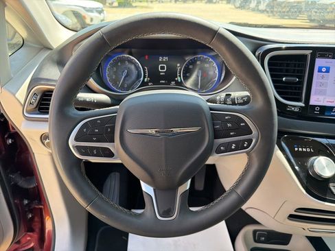 Used 2023 Chrysler Pacifica Touring-L FWD image 13