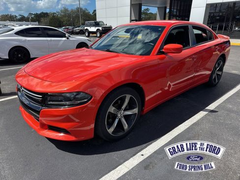 Used 2017 Dodge Charger SXT image 1