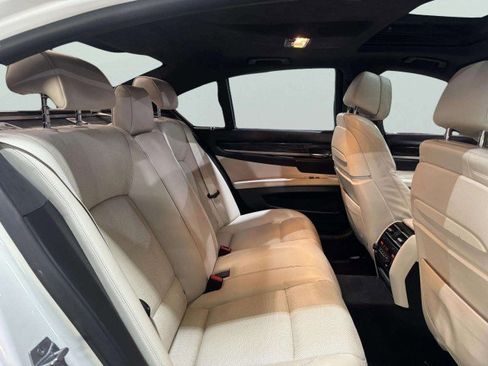 Used 2014 BMW 750i image 33
