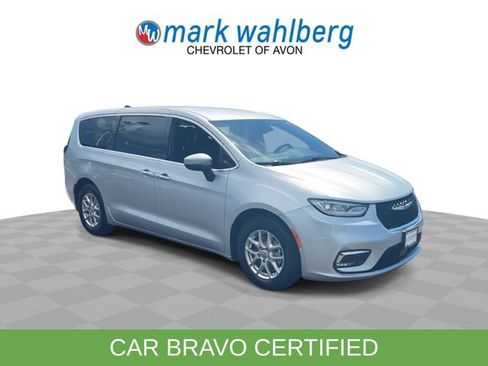Used 2023 Chrysler Pacifica Touring FWD image 2