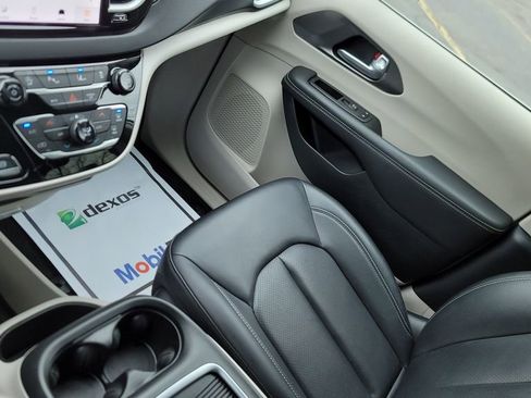 Used 2024 Chrysler Pacifica Touring-L image 23