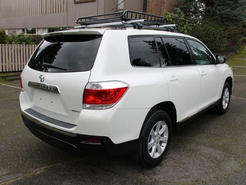 Used 2012 Toyota Highlander SE w/ Tow Pkg image 3