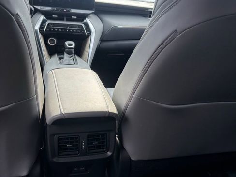 Used 2023 Toyota Venza XLE image 7