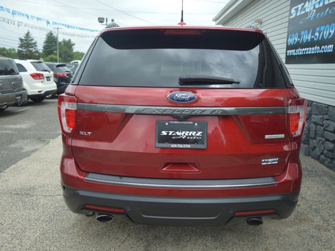 Used 2018 Ford Explorer XLT w/ Equipment Group 202A FWD image 4